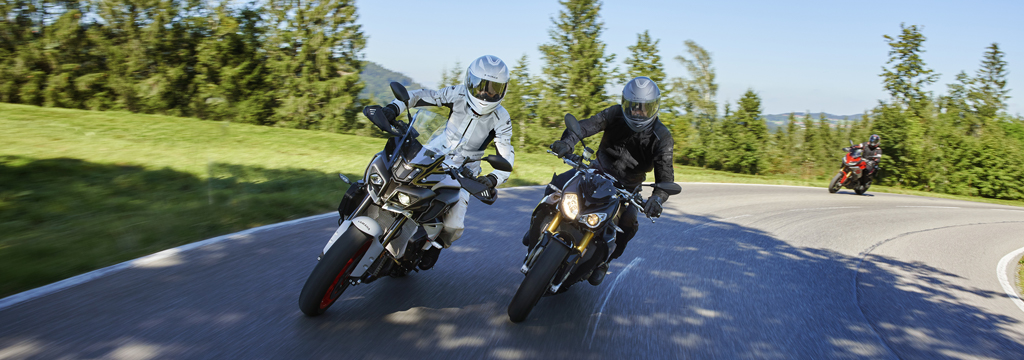 consigli_moto_estate due motociclisti corrono su una strada di montagna