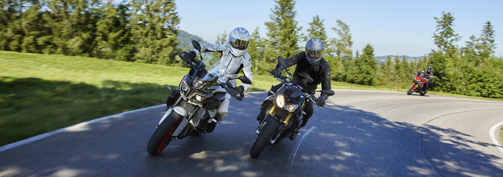 due motociclisti corrono su una strada di montagna