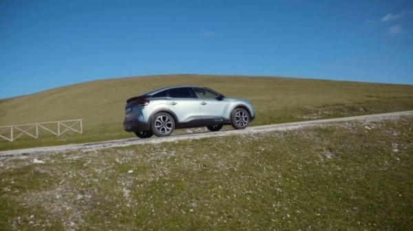 Citroën ë-C4 attraversa il Parco Eolico