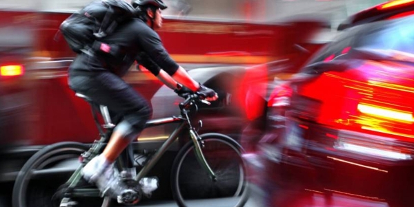Bici: le accortezze per pedalare più sicuri in strada