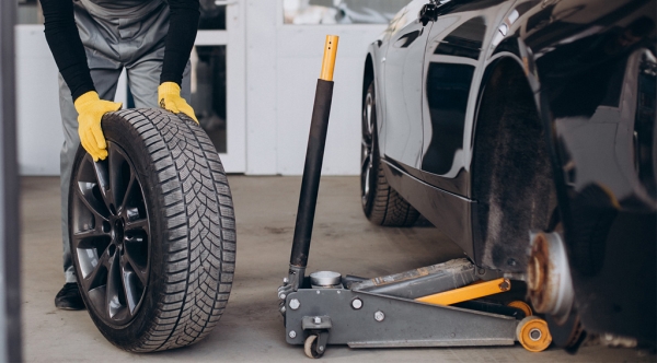 Cambio gomme fai-da-te: come fare e quali strumenti usare