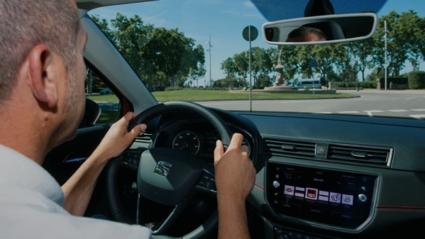 Seat spiega come guidare in rotonda