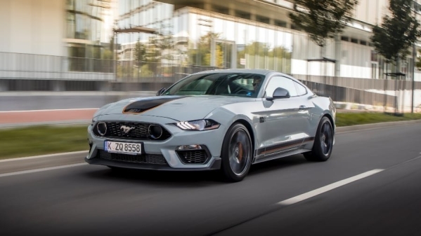 Guida ad alte prestazioni con Ford Mustang Mach 1