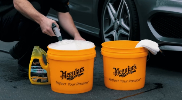 Ecco la guida per lavare l’auto senza sprecare acqua!