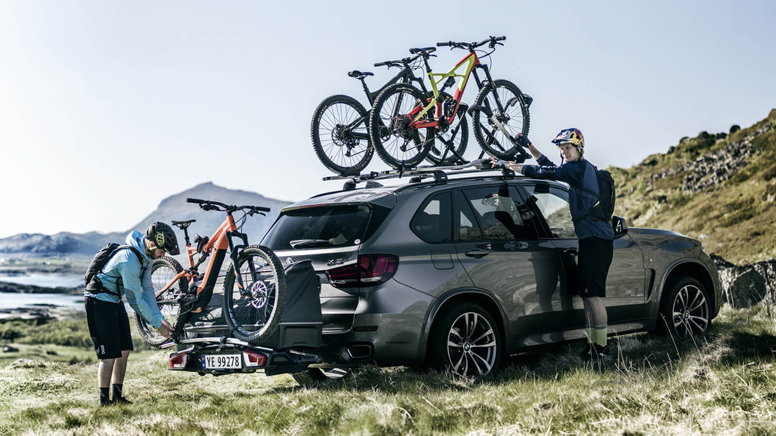 due amici caricano le loro mountain bike sul portabici da auto posteriore e da tetto