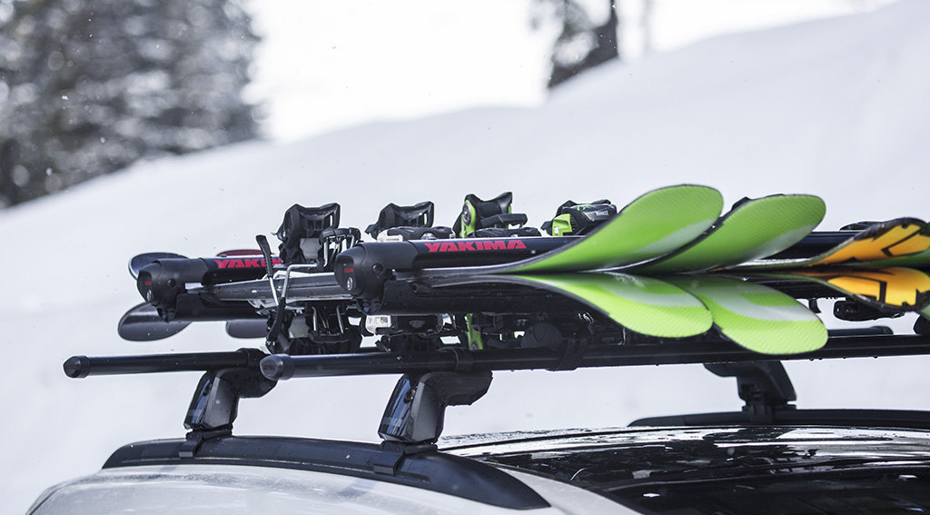 Come trasportare gli sci e gli snowboard in auto Come trasportare gli sci e gli snowboard in auto