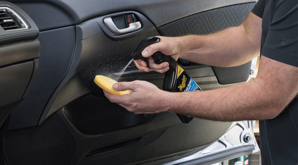 pulizia interna dell'auto con prodotto Car Scent Meguiars